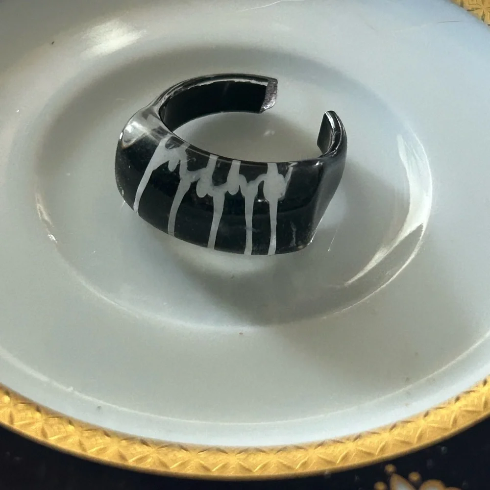 Vintage Black & White Lucite Ring